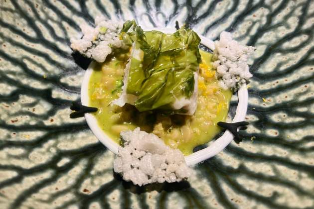 Lluç al vapor d'algues, pil pil i cruixent d'enciam de mar al restaurant Atempo / Foto: Rosa Molinero Trias Lluç al vapor d'algues, pil pil i cruixent d'enciam de mar al restaurant Atempo / Foto: Rosa Molinero Trias