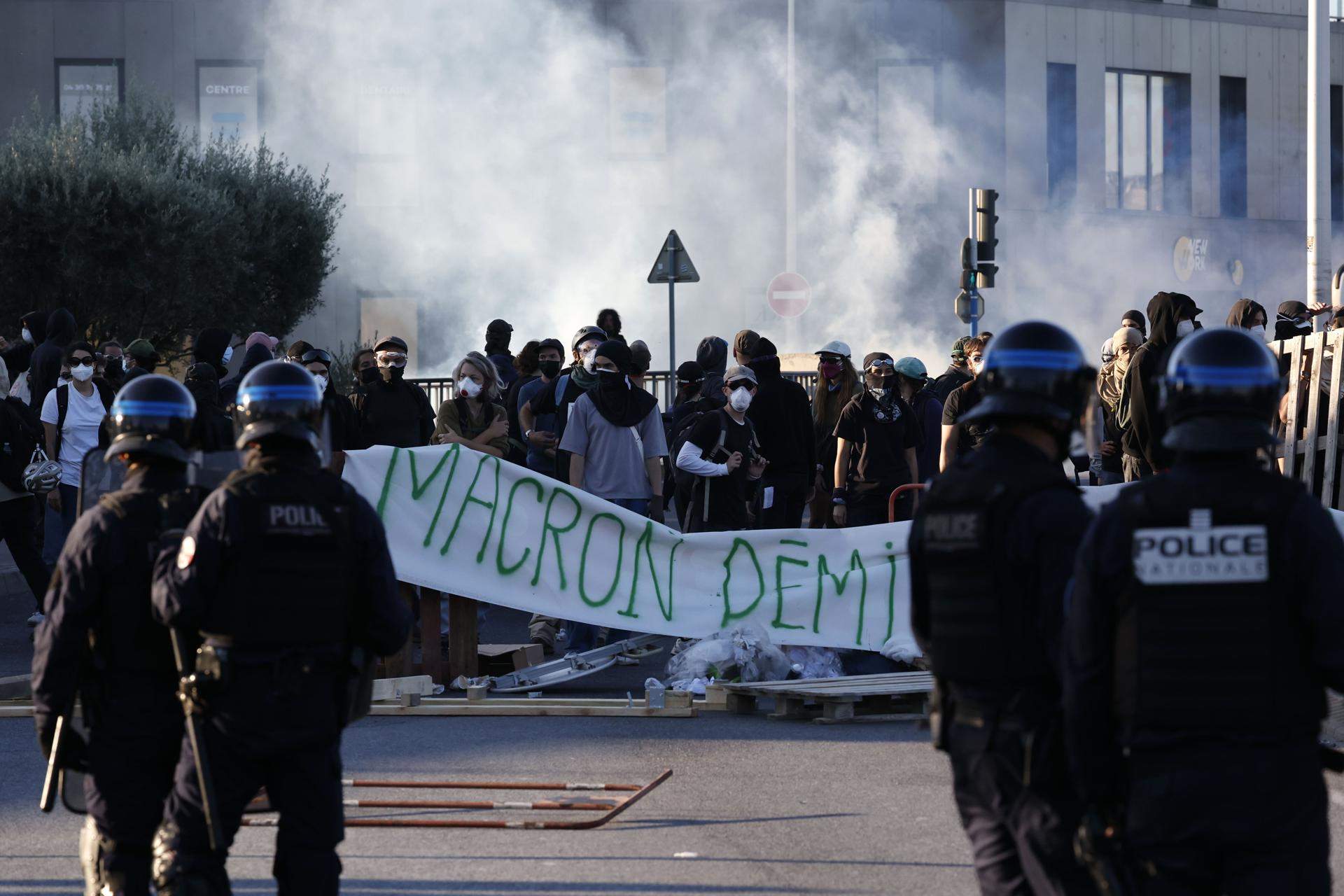 Disturbios y autopistas bloqueadas por toda Francia en contra de los recortes: más de 70 detenidos