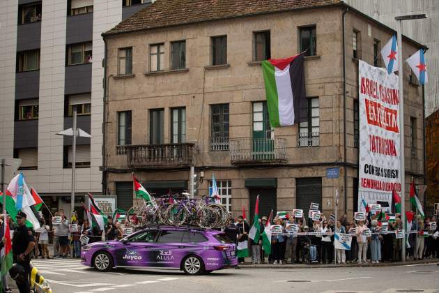 EuropaPress 6943665 decenas personas concentracion contra participacion israel vuelta ciclista