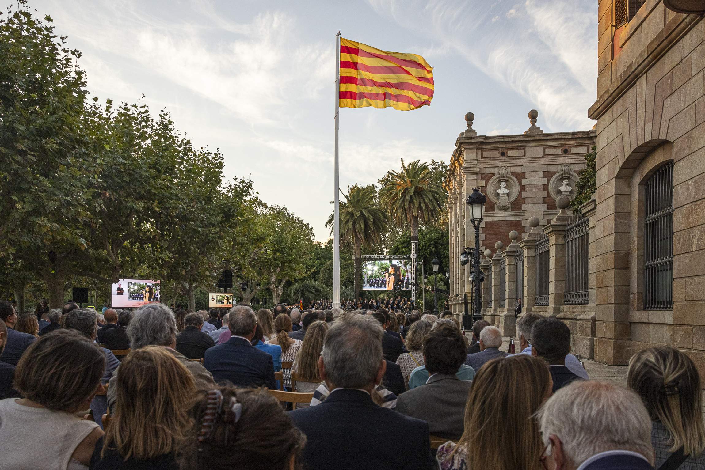 La hissada d'una senyera gegant de 54 metres al Parlament dona el tret de sortida a la Diada nacional
