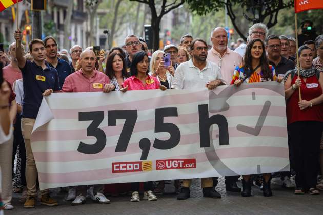 CC OO i UGT ofrena al monument de Rafael Casanova ACN
