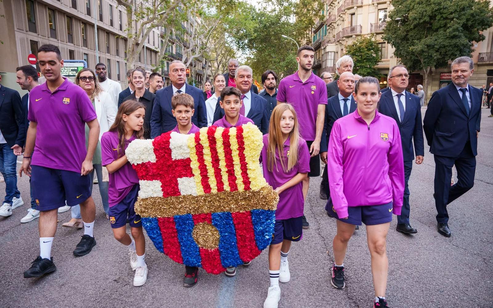 L'esport català mostra cohesió a la tradicional ofrena floral al monument de Rafael Casanova