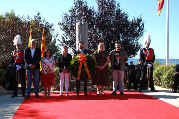 El alcalde de Tarragona, Ruben Viñuales, a la ofrenda en el monumento de Rafael Casanova 