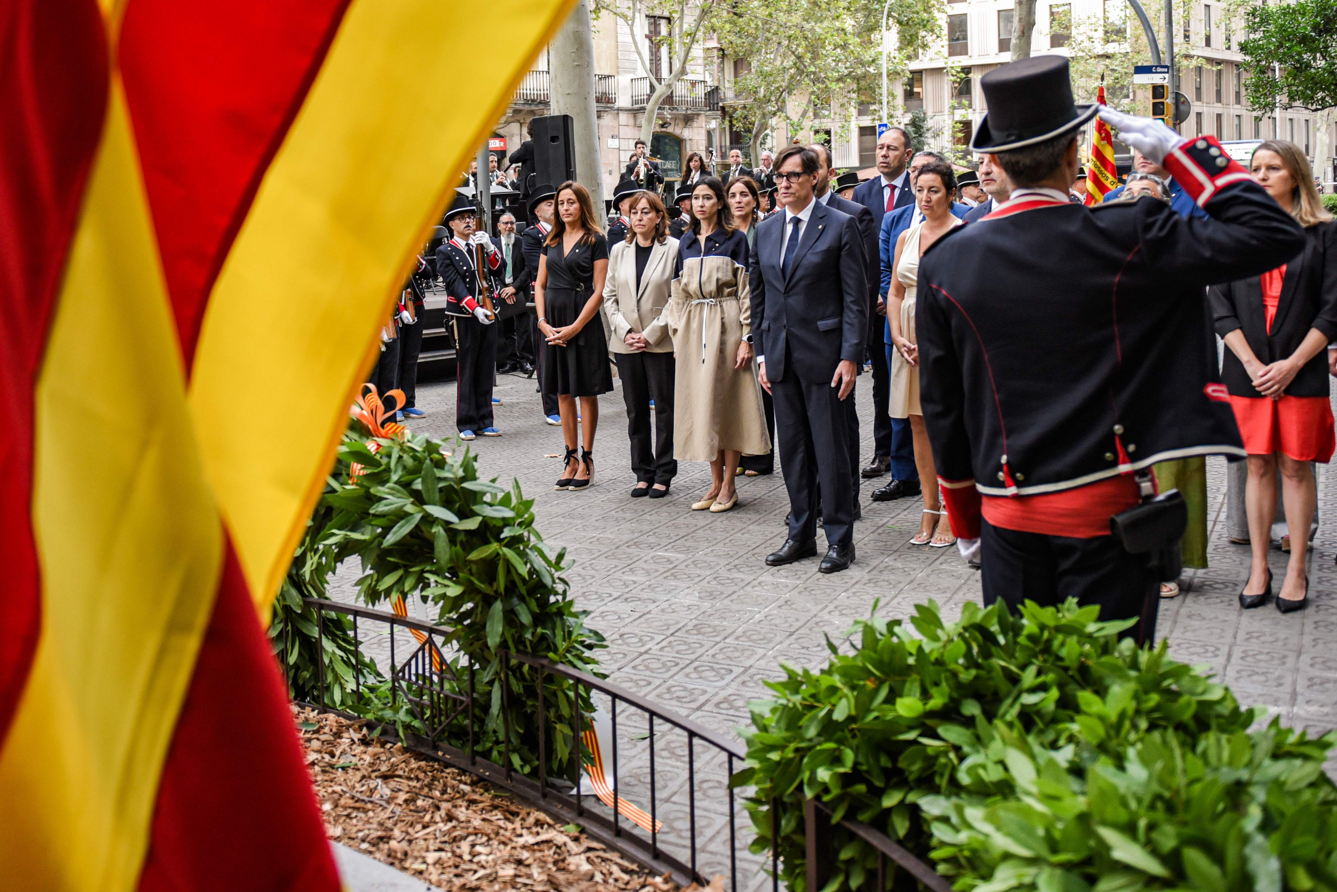 Reivindicació pel català del Govern, l'oposició i la societat civil durant l'ofrena floral de la Diada