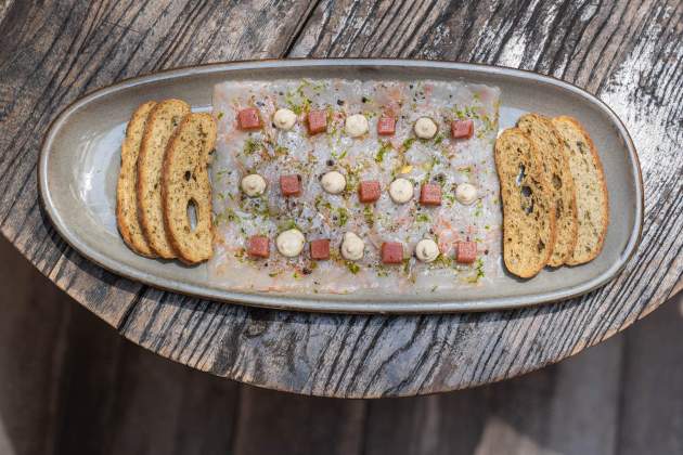 El carpaccio de gamba de La Mundana / Foto: Jordi Domènech