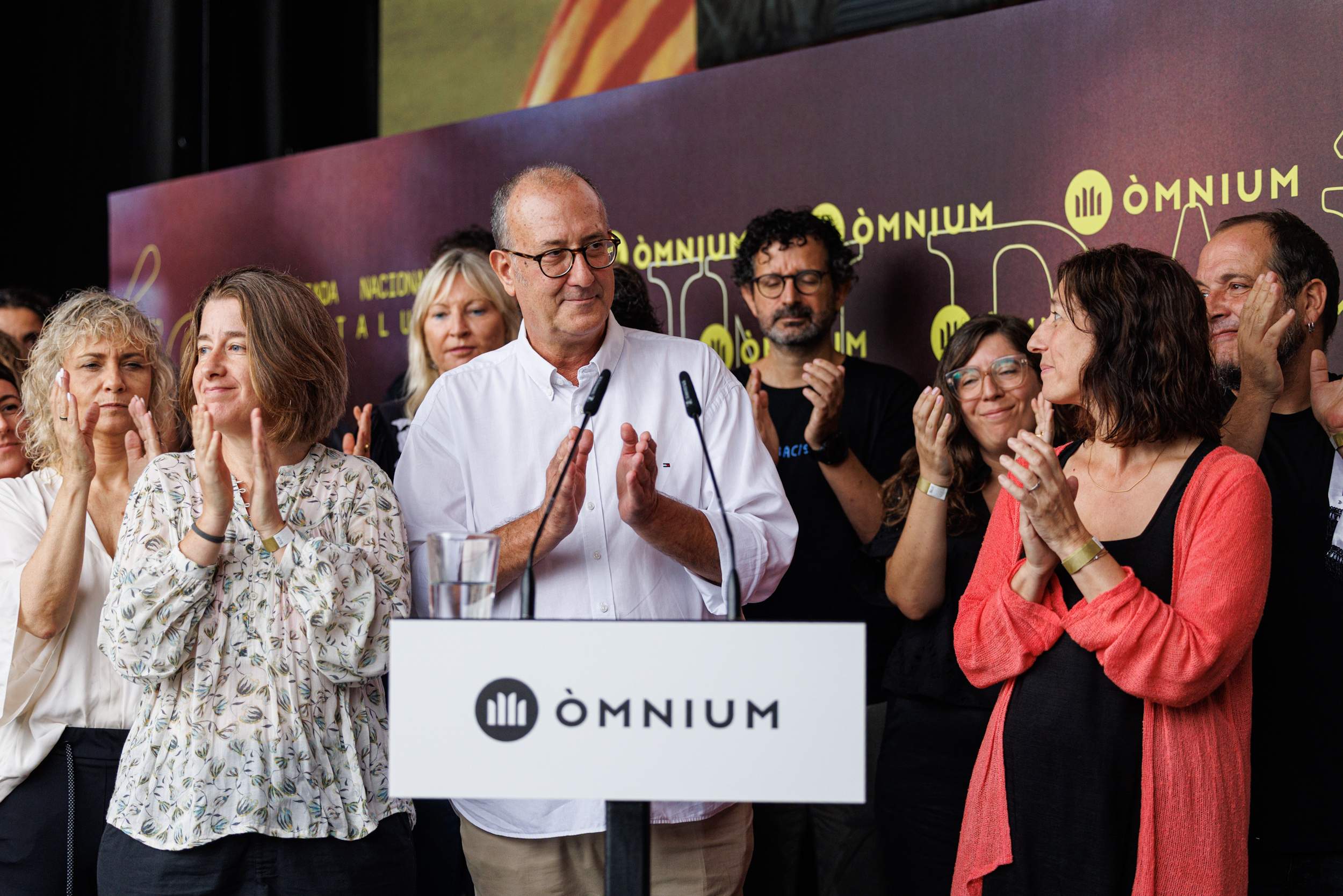 Òmnium formará a más de un millar de voluntarios para que ayuden a aprender catalán a los recién llegados