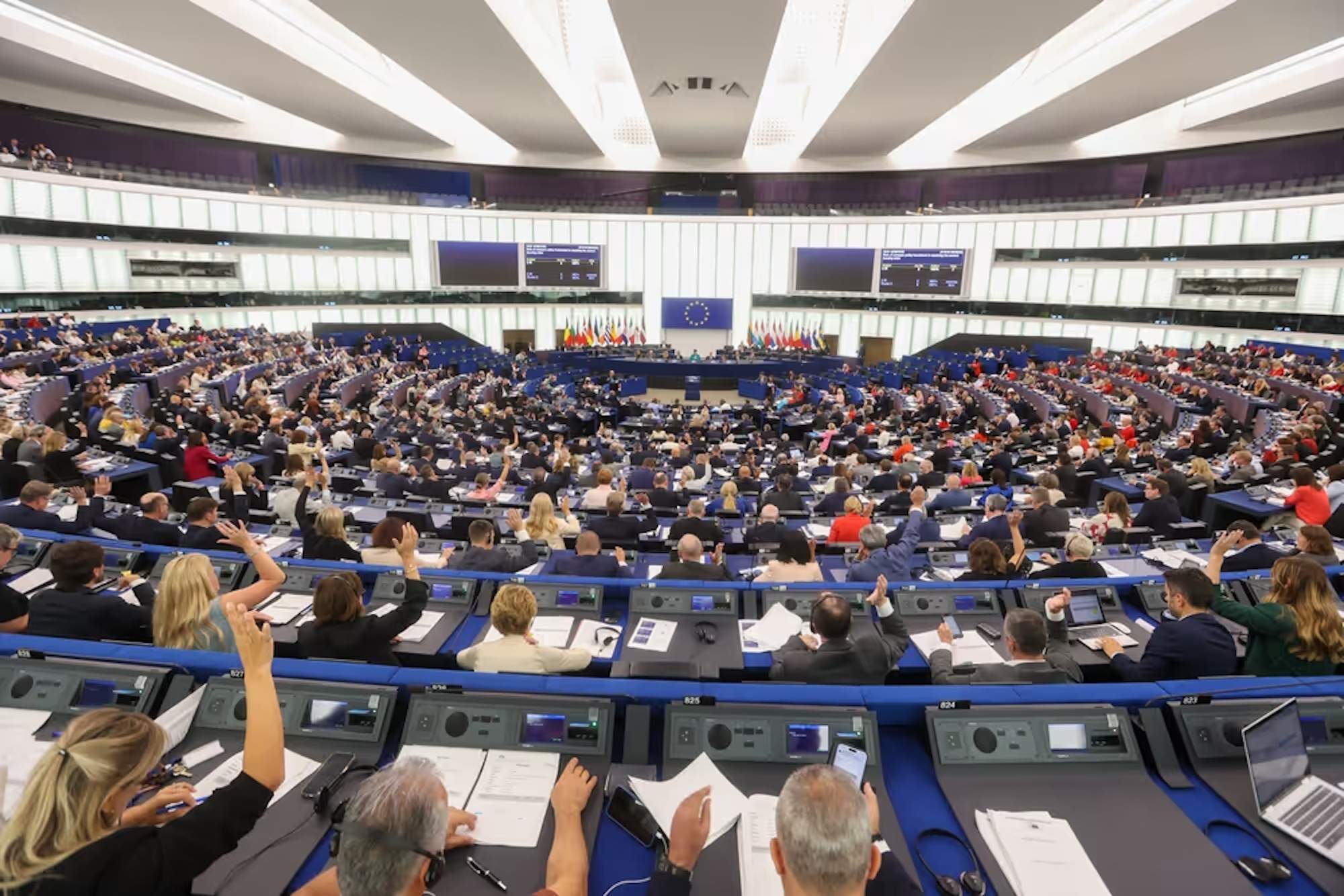 La Eurocámara aprueba la suspensión parcial del acuerdo comercial con Israel propuesto por Von der Leyen