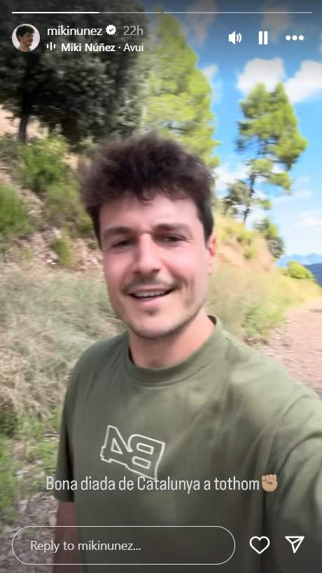 Miki Núñez passejant amb Babel / Instagram