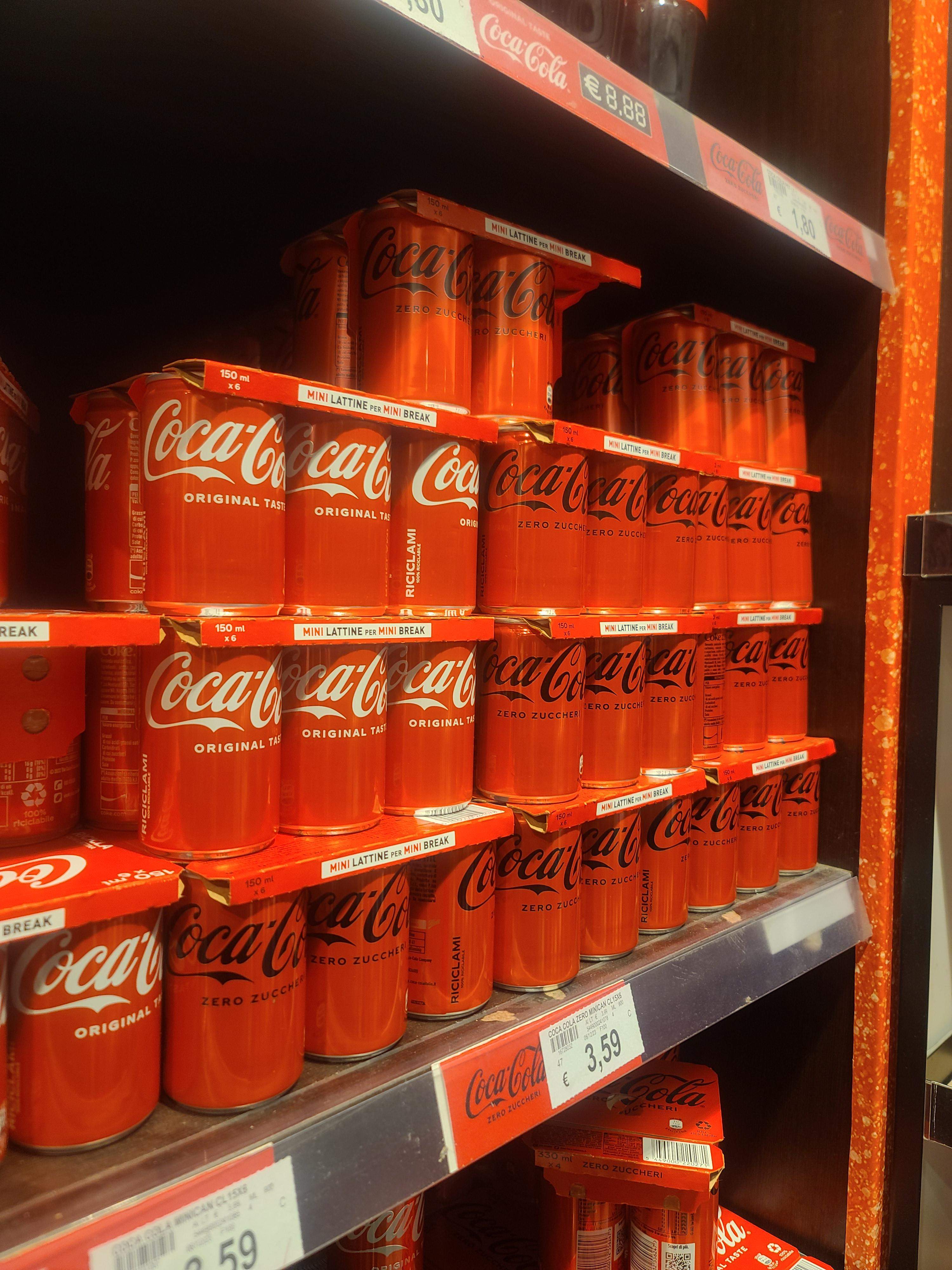 Un pack de 24 latas de Coca-Cola que baja a menos de 70 céntimos la unidad y con entrega a domicilio