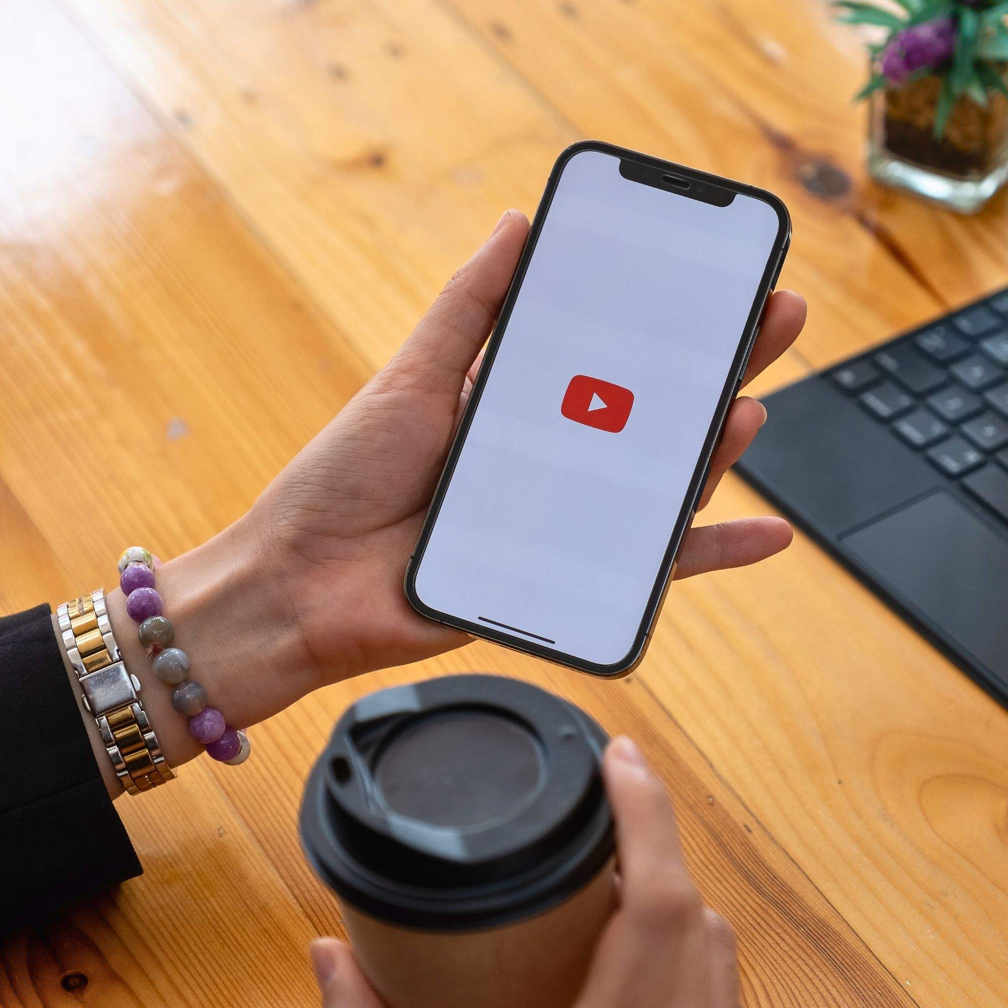 YouTube ha aprovat aquesta millora amb IA sense notificar els creadors de contingut