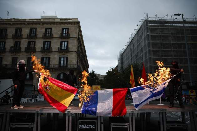 quema banderas festividad barcelona Foto: Alberto Estévez / Efe quema banderas festividad barcelona Foto: Alberto Estévez / Efe