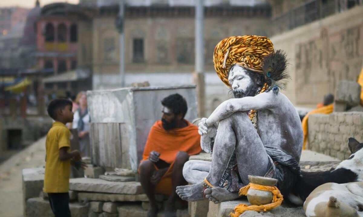 Entramos en la ciudad sagrada de la India habitada por caníbales que comen cuerpos humanos