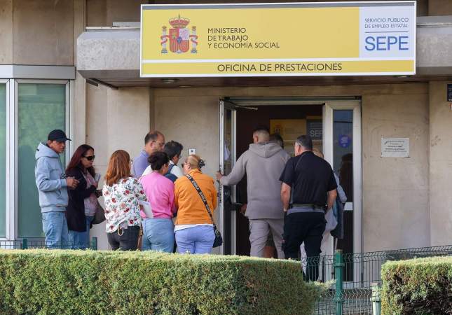 EuropaPress 6929111 varias personas entrada oficina sepe septiembre 2025 madrid espana paro