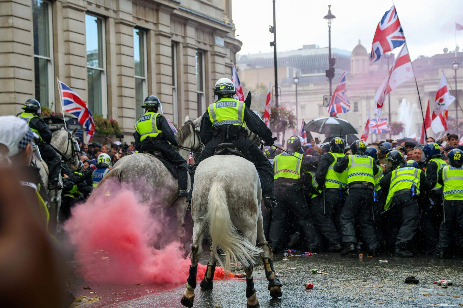 Diversos policies agredits en una manifestació antiimmigració a Londres que ha reunit 110.000 persones