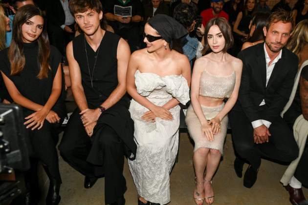 Rosalía amb Christopher Briney, Emily Ratajkowski i Lily Collins a la Nova York Fashion Week / Instagram Rosalía amb Christopher Briney, Emily Ratajkowski i Lily Collins a la Nova York Fashion Week / Instagram