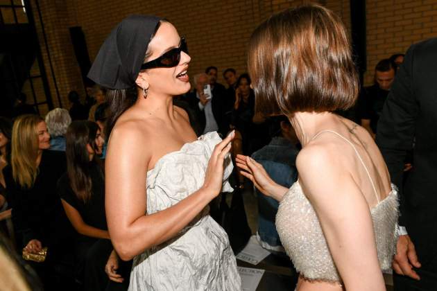 Rosalía xerrant amb Lily Collins / Gtres Rosalía xerrant amb Lily Collins / Gtres