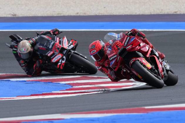 Lluita entre Marc Márquez i Bezzecchi al GP de Misano / Foto: EFE