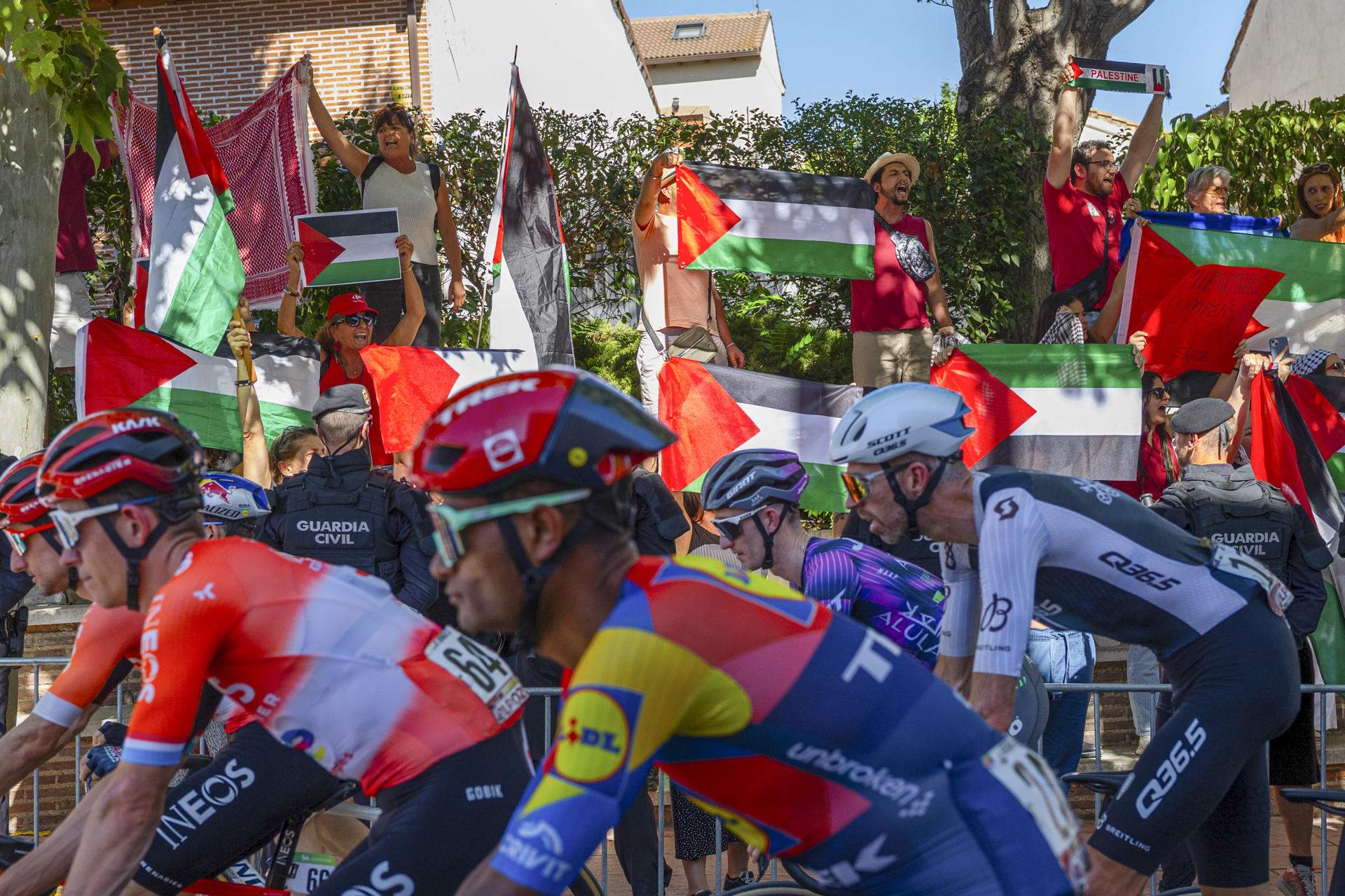 Miles de manifestantes pro-Palestina obligan a cancelar la Vuelta en Madrid
