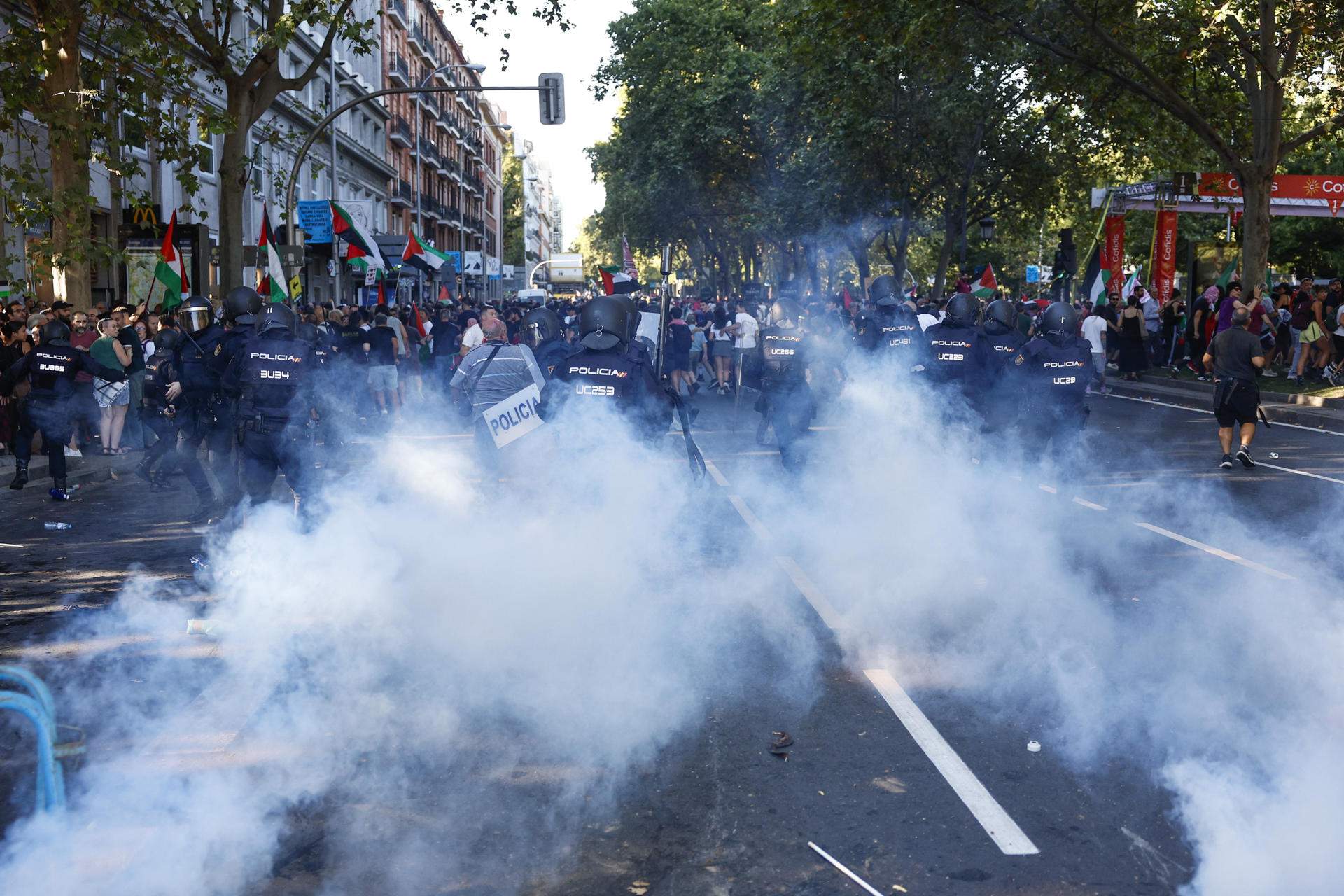 Cargas policiales en Madrid contra los manifestantes pro Palestina que han obligado a cancelar la Vuelta
