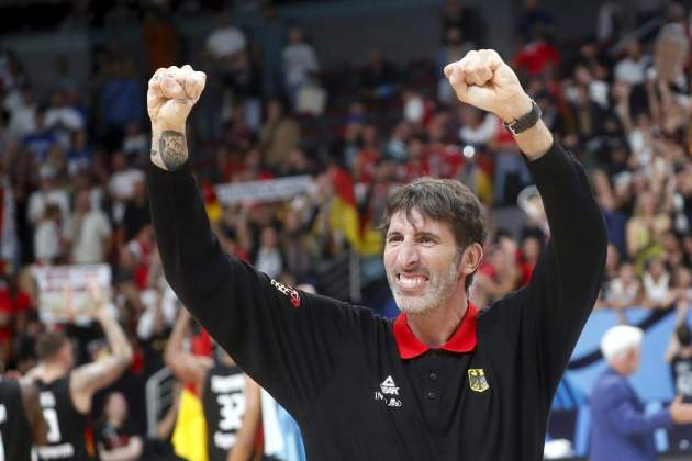 Àlex Mumbrú celebra la victòria d'Alemanya a l'Eurobasket / Foto: EFE Àlex Mumbrú celebra la victòria d'Alemanya a l'Eurobasket / Foto: EFE