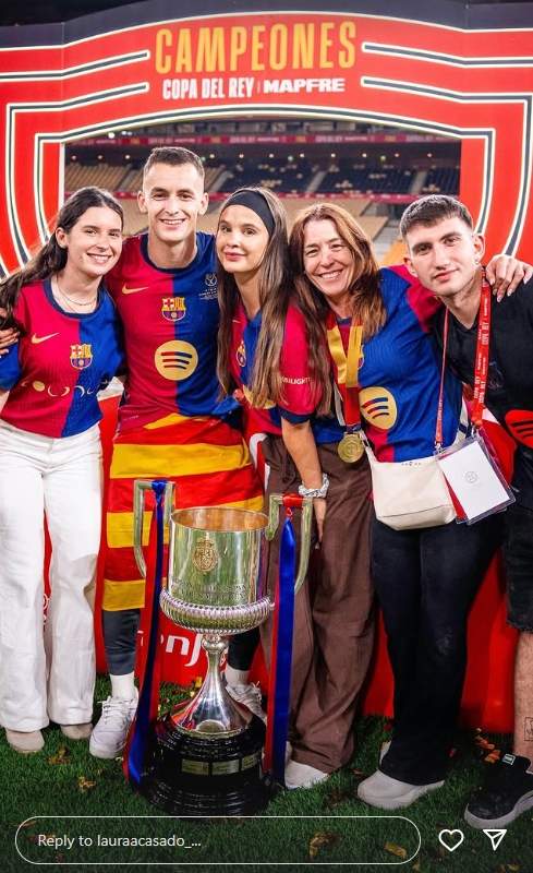 Marc Casadó amb la seva família a la final de la Copa del Rei a Sevilla Instagram Marc Casadó amb la seva família a la final de la Copa del Rei a Sevilla Instagram