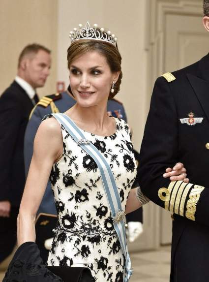 Letícia, del braç de Felip, amb la tiara 'Ansorena' Letícia, del braç de Felip, amb la tiara 'Ansorena'