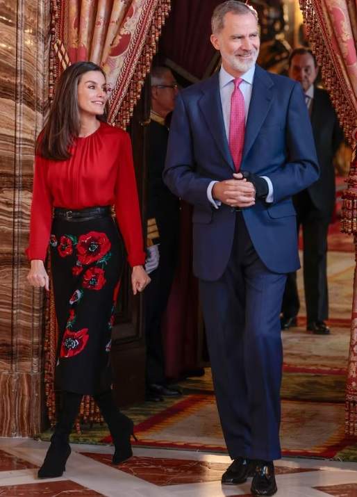 Letícia, vestida de manera idèntica a la nina, amb Felip GTRES Letícia, vestida de manera idèntica a la nina, amb Felip GTRES