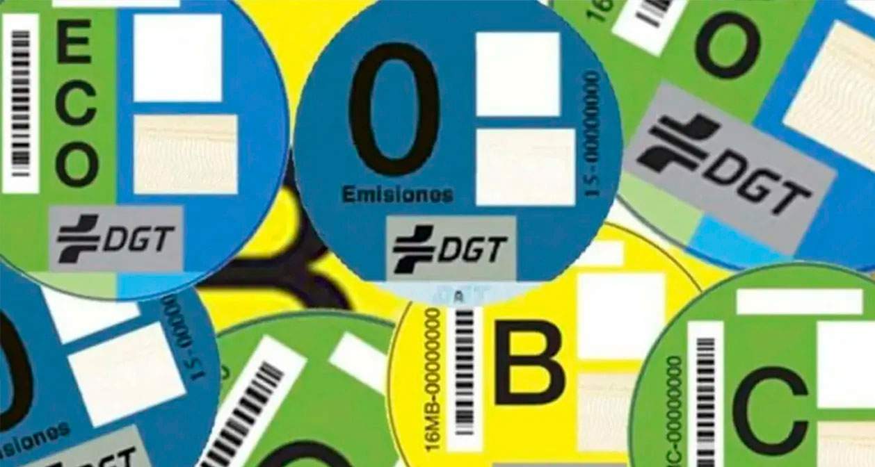Les etiquetes als parabrises dels cotxes de la DGT tenen data de caducitat