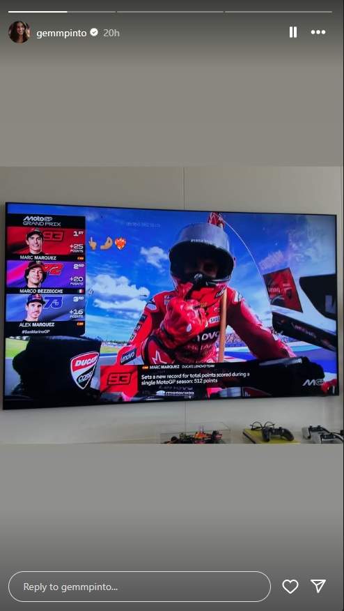 Gemma Pinto mirant la victòria del pilot a la televisió / Instagram Gemma Pinto mirant la victòria del pilot a la televisió / Instagram
