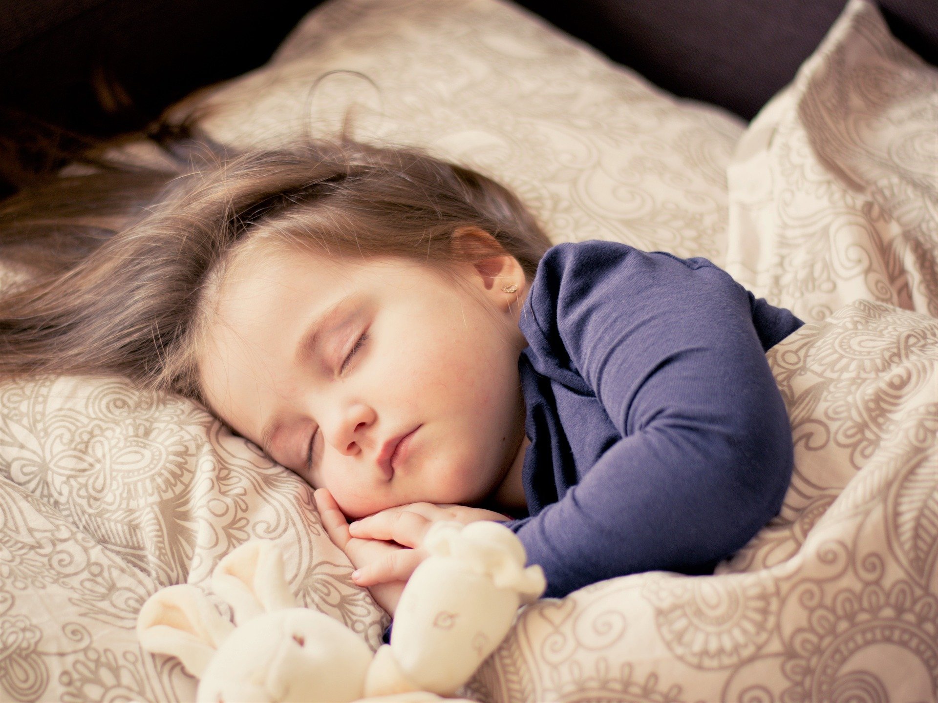 niña durmiendo /Pixabay