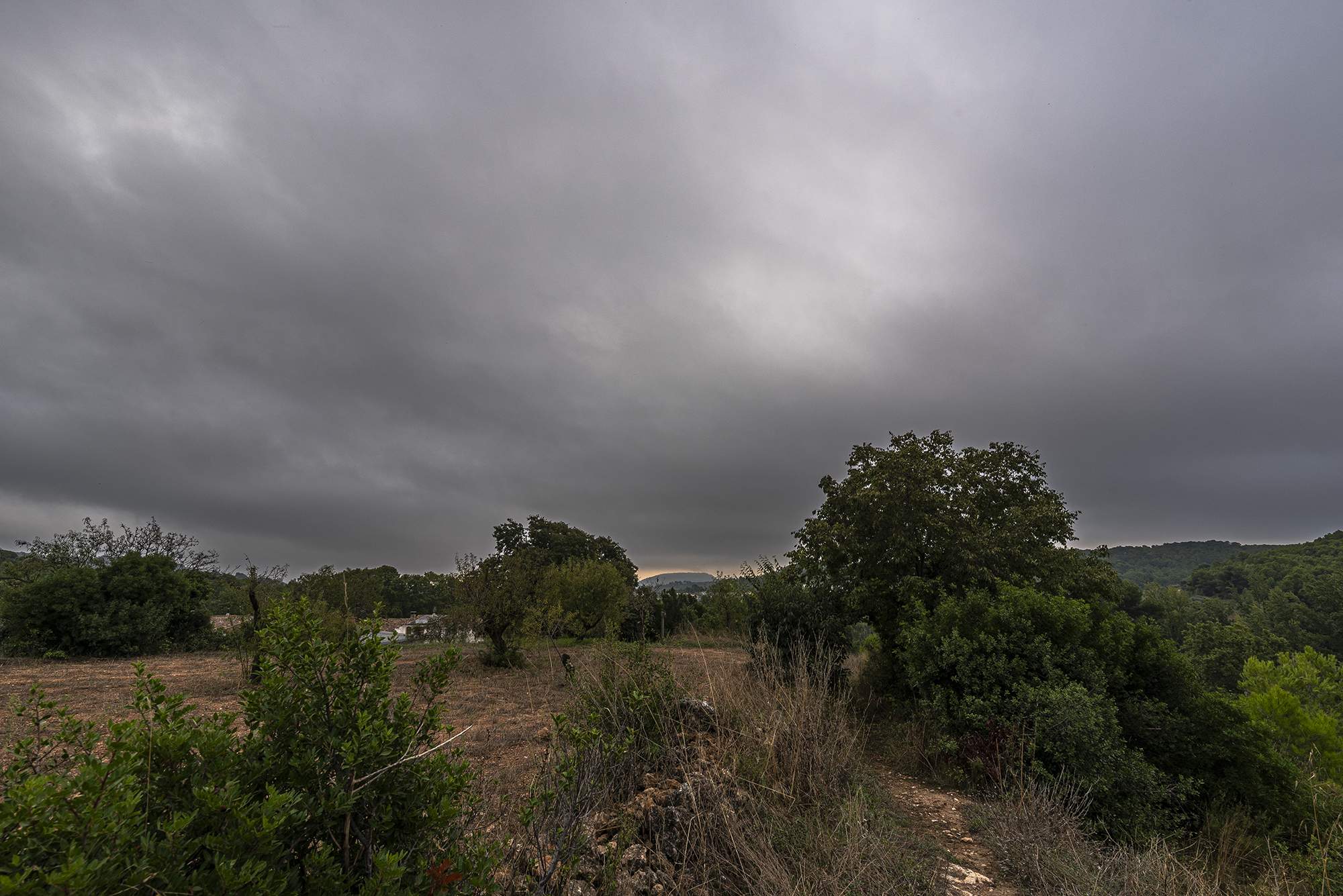 Arriba a Catalunya un canvi de temps amb data de caducitat: ruixats i tempestes abans d'una nova calorada