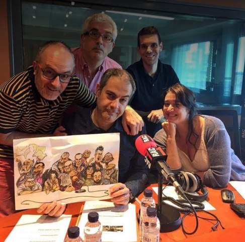La Montse Llussà, amb el Toni Clapés i la resta de companys del 'Versió RAC1' IG