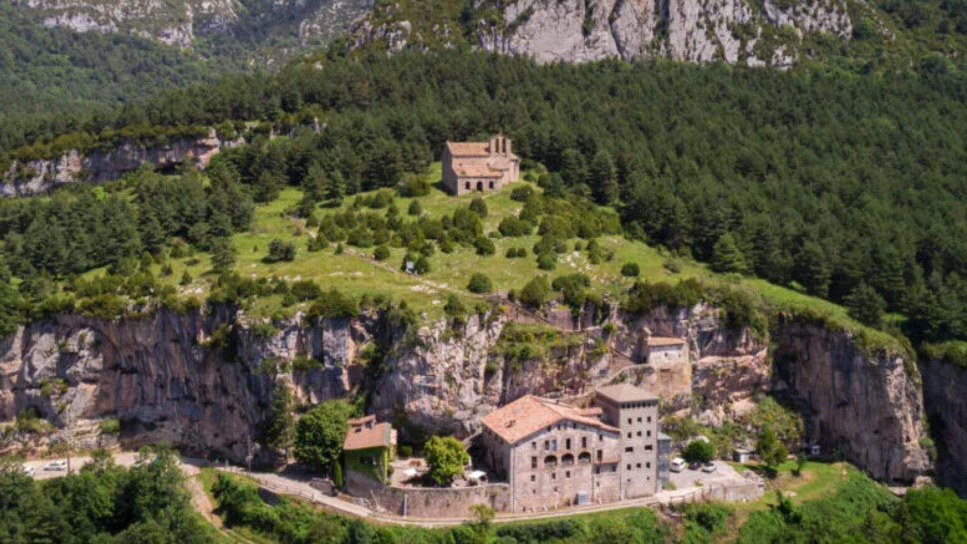 El misteriós santuari encastat a la roca que amaga una de les llegendes catalanes més conegudes