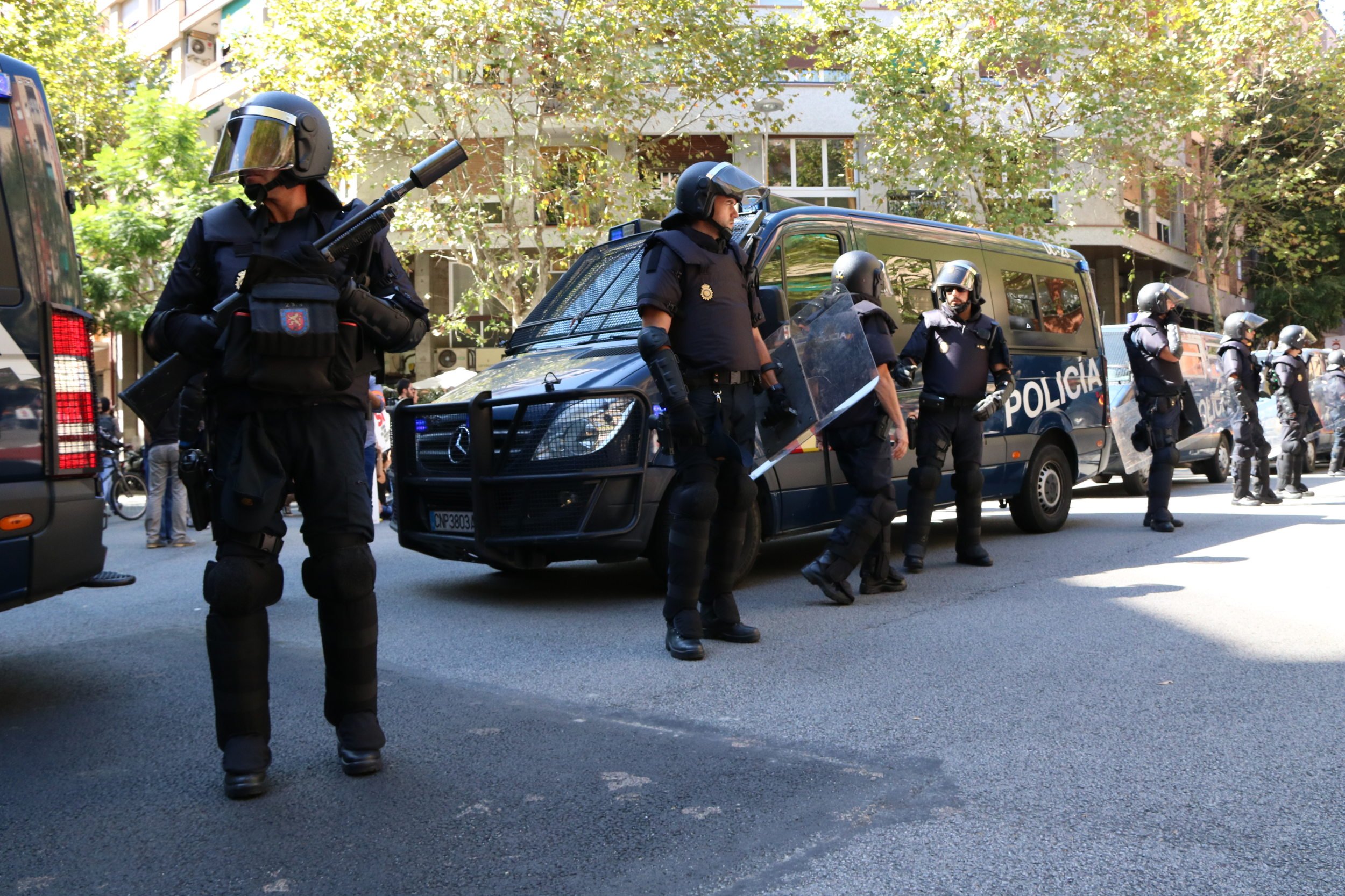 Los policías del asedio en la sede de la CUP dicen que esperaban una orden judicial