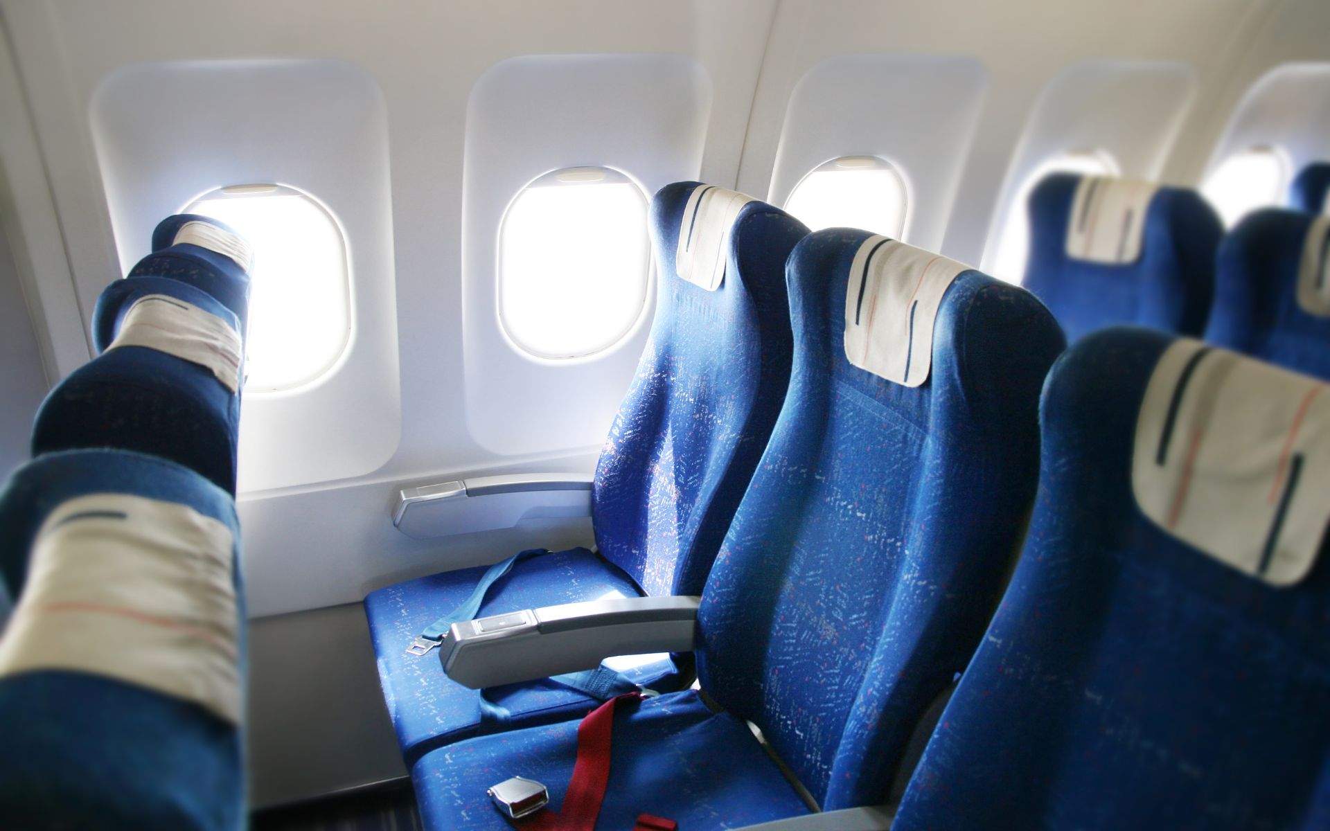 ¿Por qué apagan las luces durante el despegue y el aterrizaje de un avión? La razón te sorprenderá