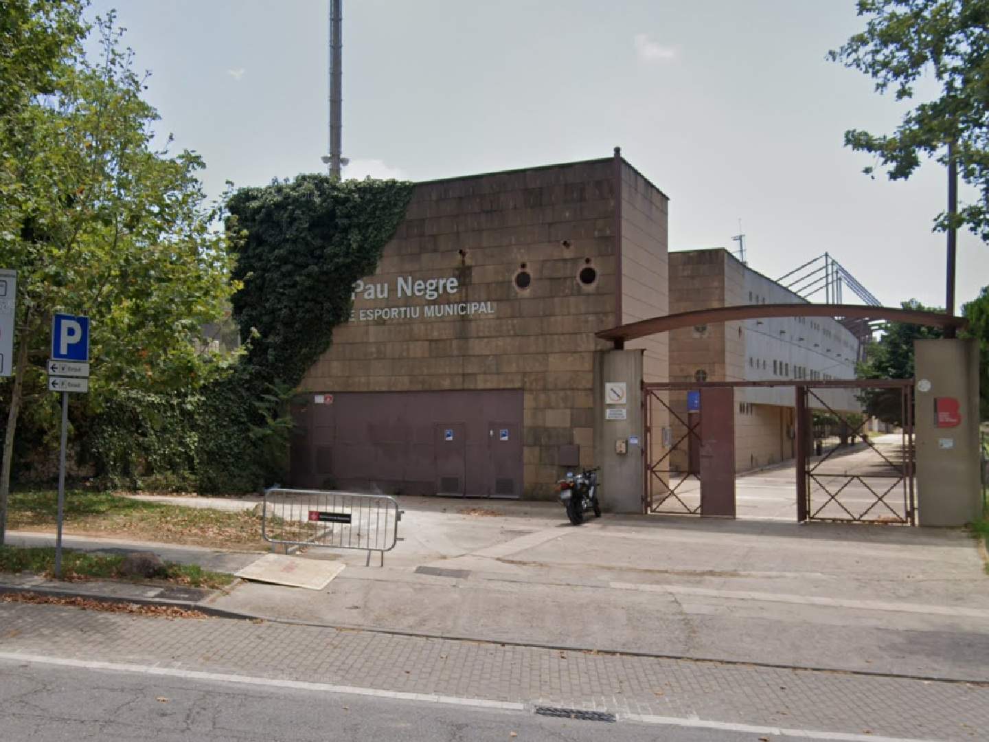 Entrenar a les fosques? Un complex esportiu municipal de Barcelona no té llum i els dies s’escurcen