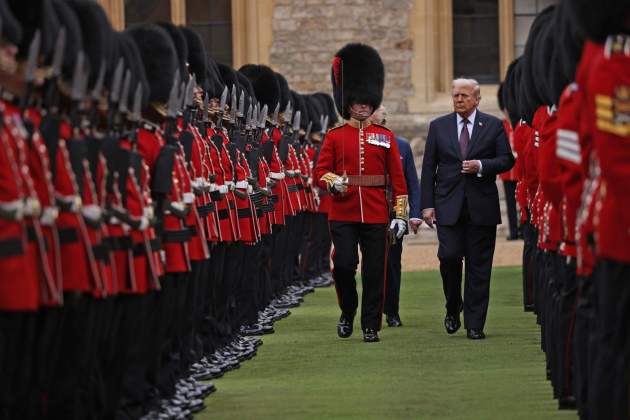 Trump y Carlos III recorren|recurren juntos las filas de soldados uniformados / EFE