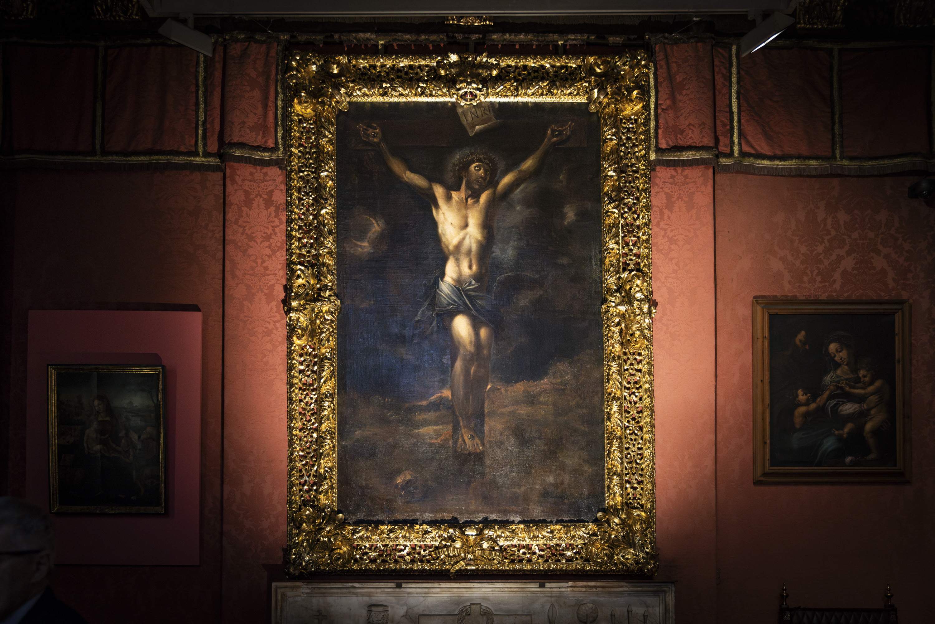 La Catedral de Barcelona llueix de nou una joia de la pintura barroca, el Crist crucificat