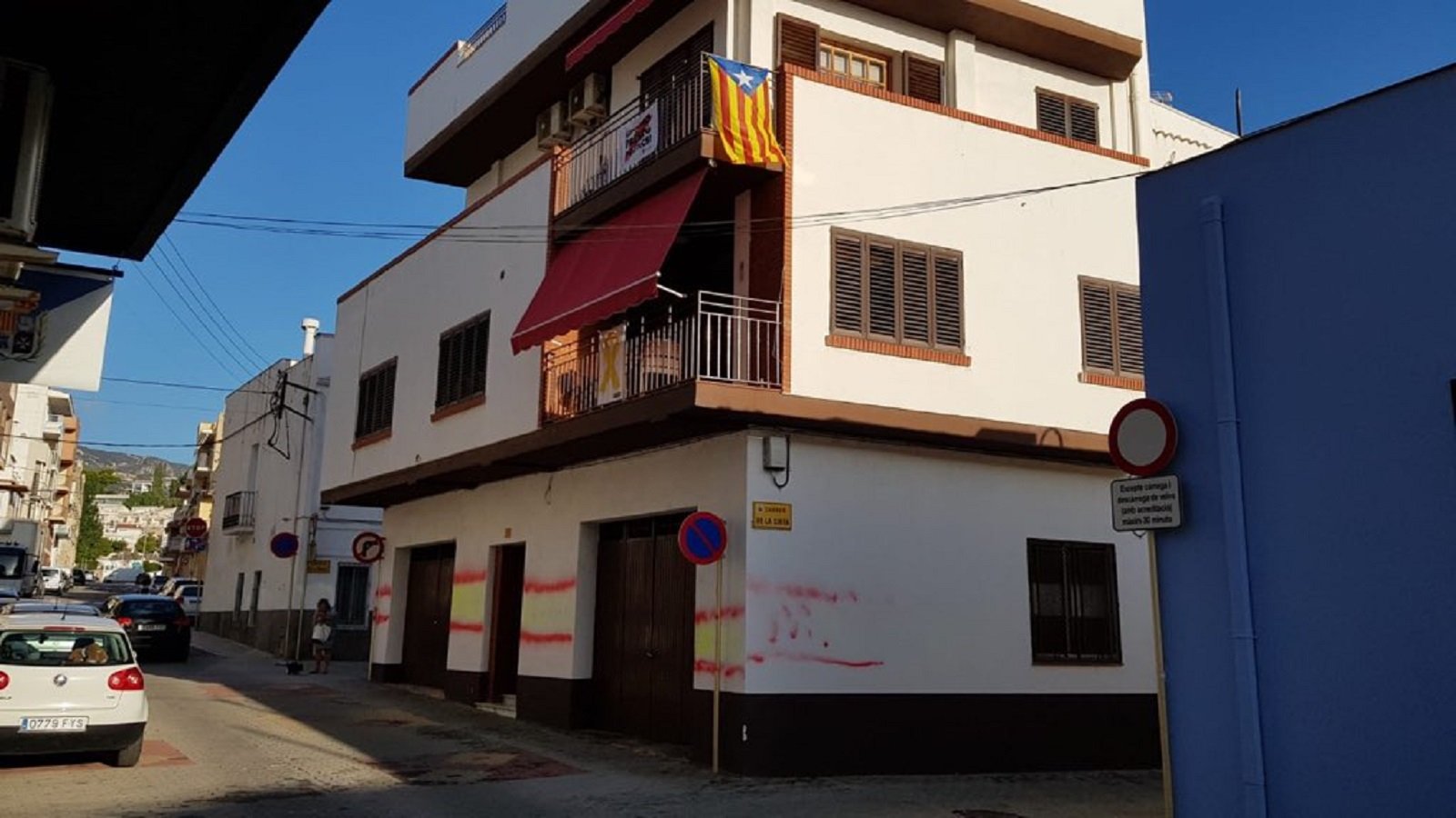 Cubren de pintadas unionistas e insultos la fachada de una casa de la Ràpita