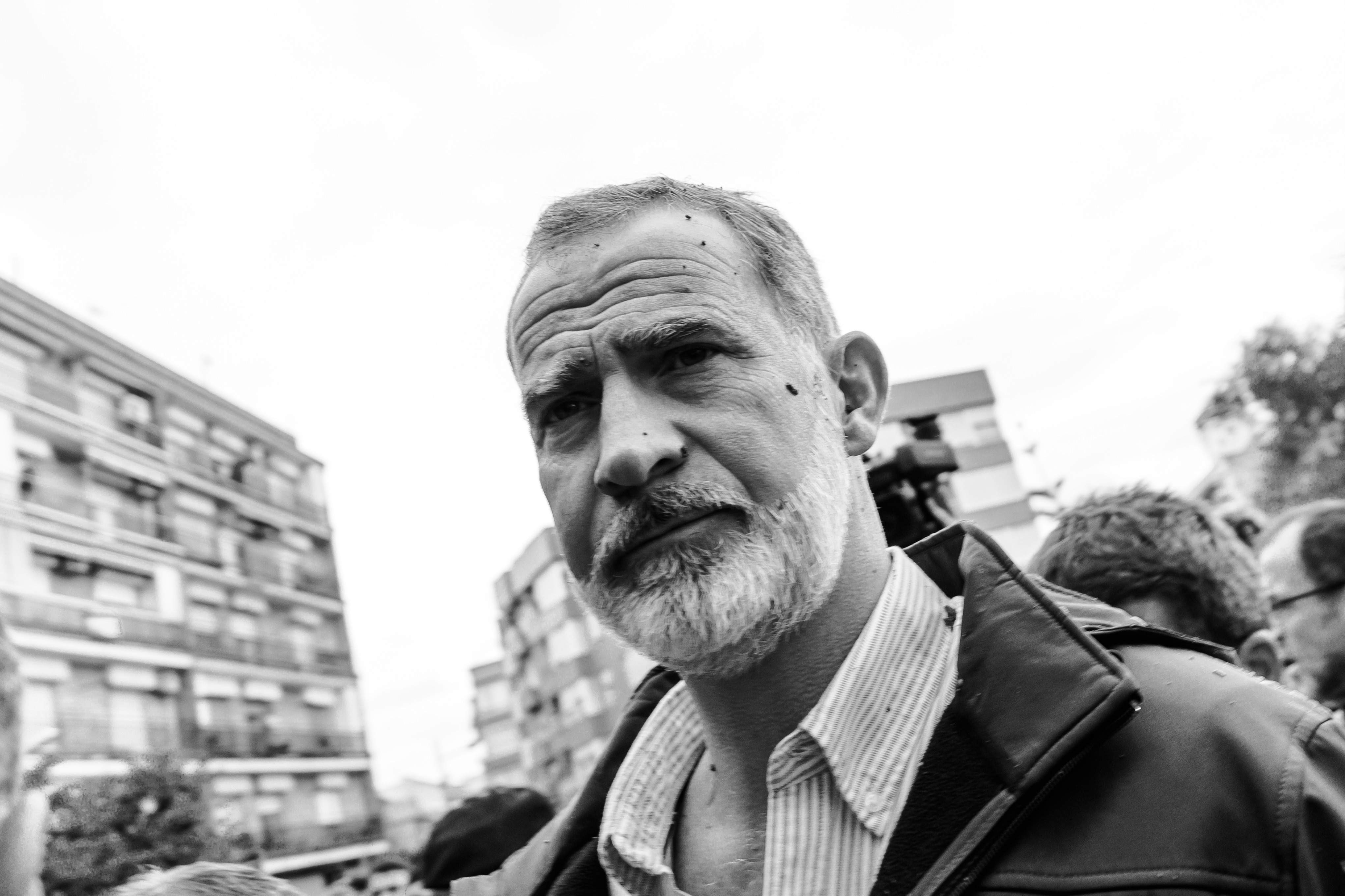 Felipe VI se moja en las portadas y no es porque llueva (ni le tiren barro)