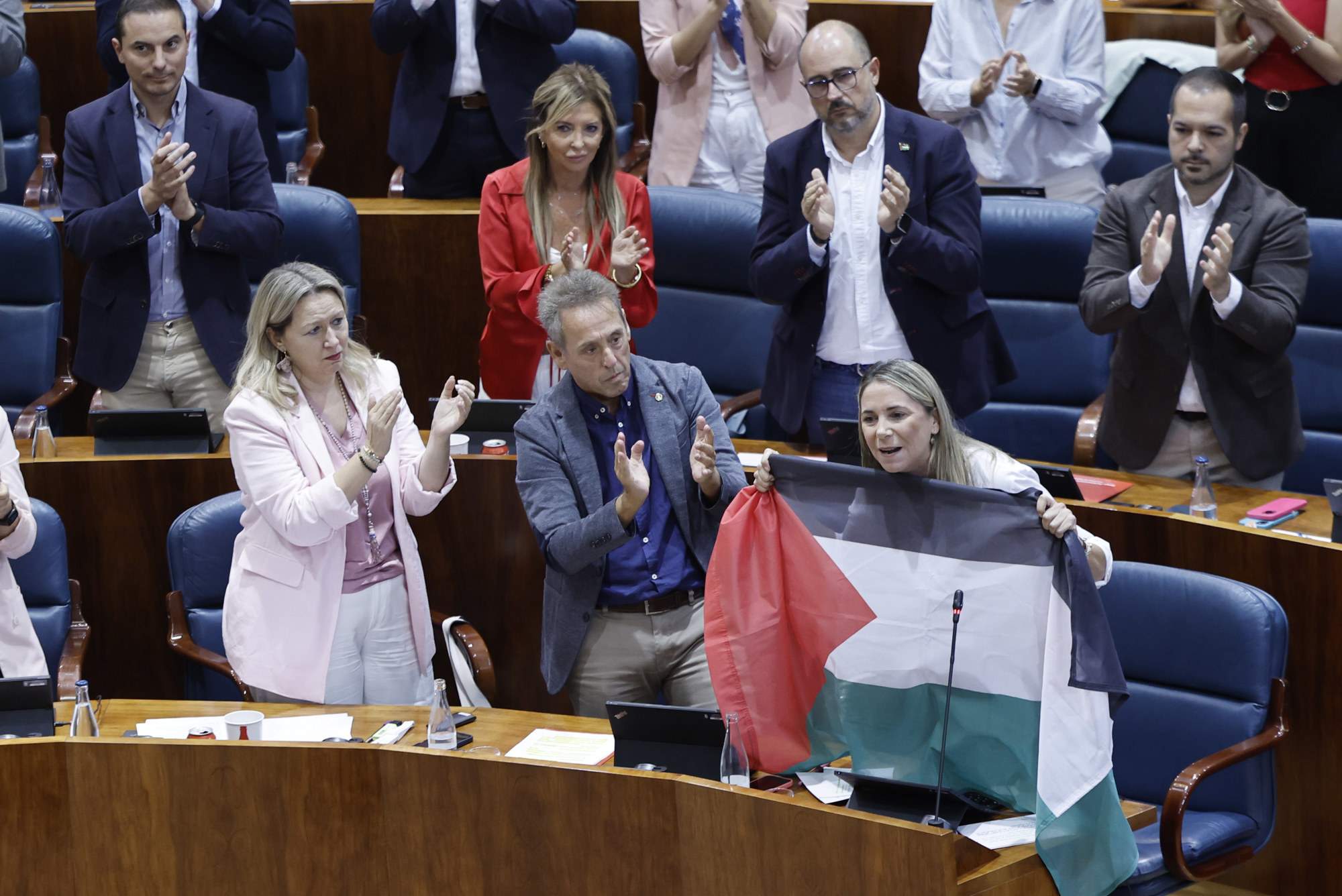 Polèmica a l'Assemblea de Madrid per una diputada del PSOE exhibint una bandera
