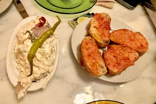 Ensaladilla rusa y pan con tomate del Bar Mundial. / Foto: Oriol Foix Ensaladilla rusa y pan con tomate del Bar Mundial. / Foto: Oriol Foix