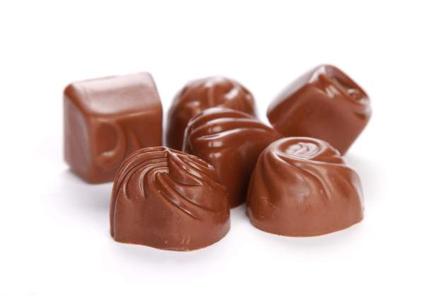 closeup foto de caramelo de chocolate aislado closeup foto de caramelo de chocolate aislado