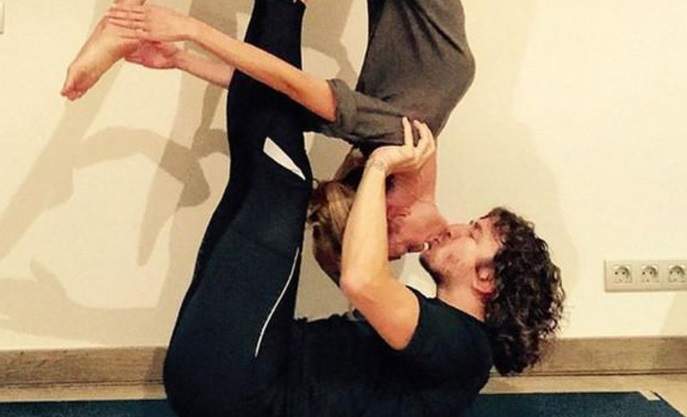 Vanesa Lorenzo i Carles Puyol, fent ioga junts IG
