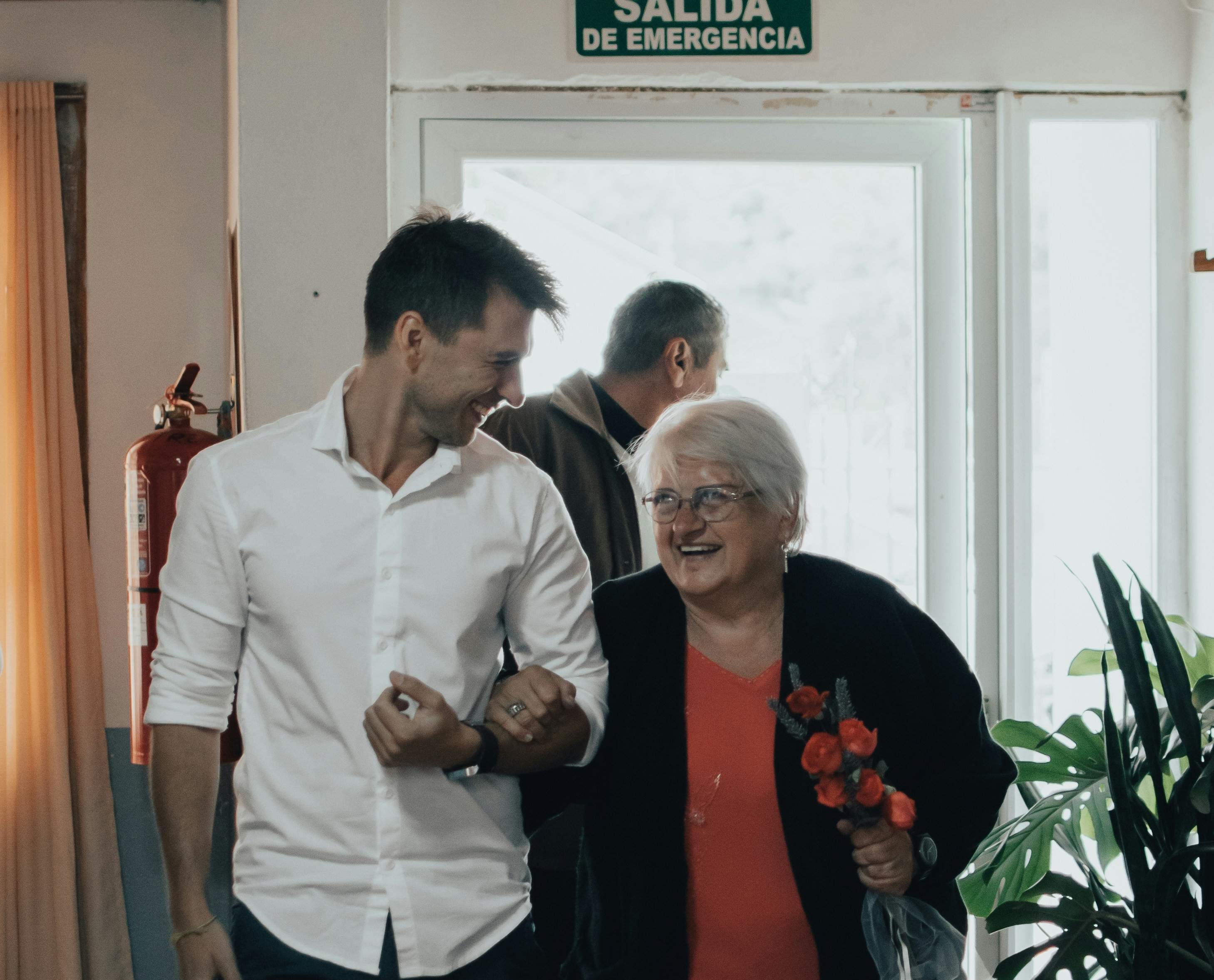 Els jubilats que compleixen els requisits poden sol·licitar un ajut per tenir servei de neteja a casa