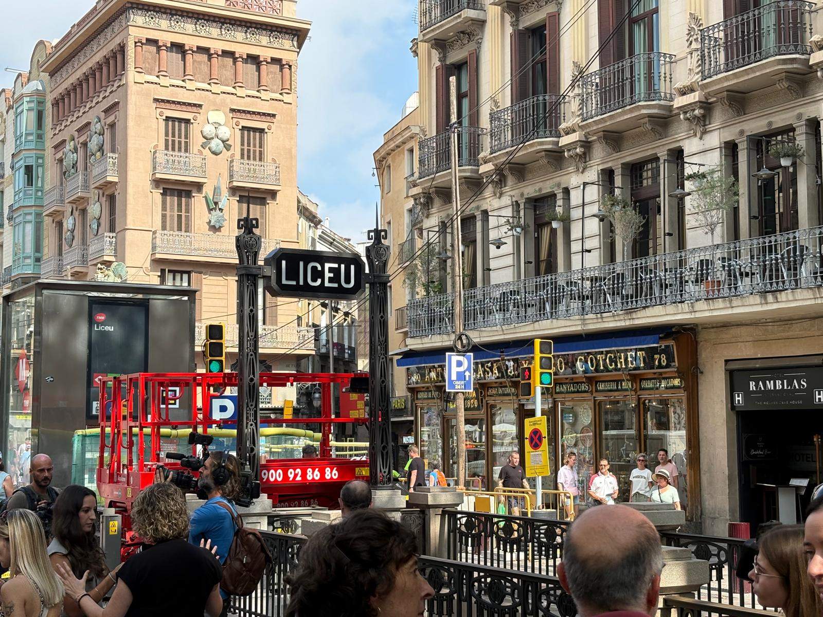 Barcelona recupera los pináculos modernistas de la estación de Metro de Liceu
