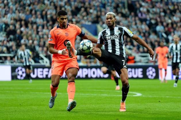 Ronald Araujo Joelinton Newcastle Barça / Foto: Europa Press