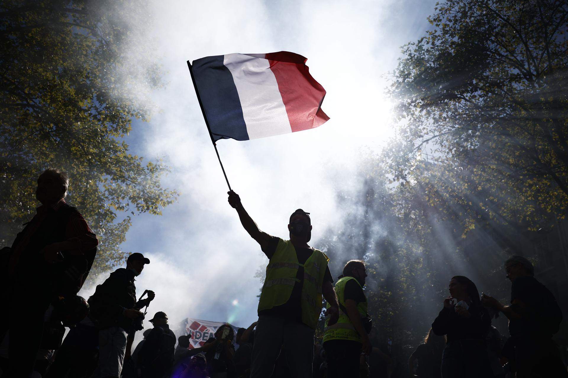 Continúa la crisis política en Francia: más de un millón de manifestantes y disturbios contra los recortes