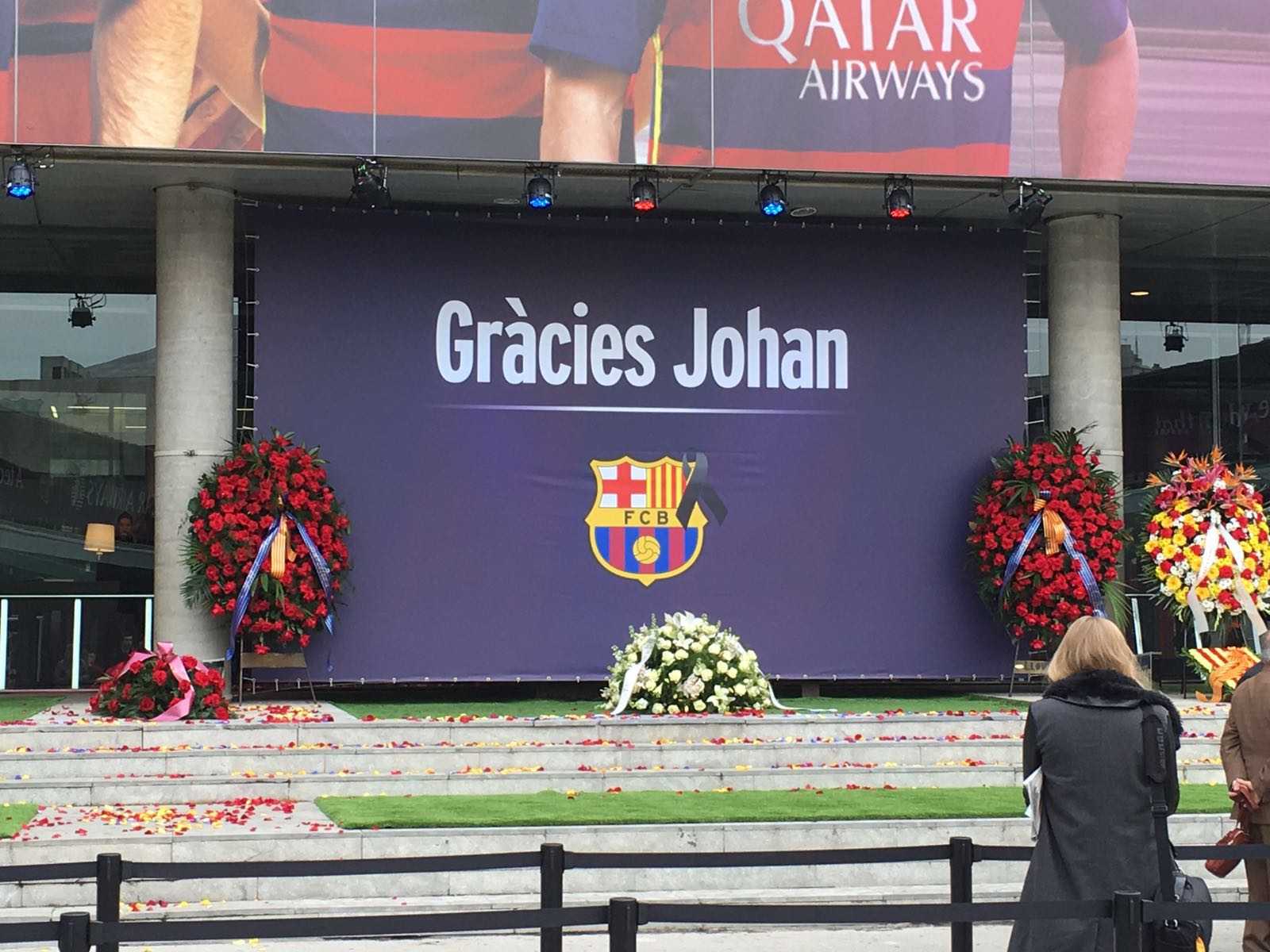 La afición despide en el Camp Nou al Holandés Volador