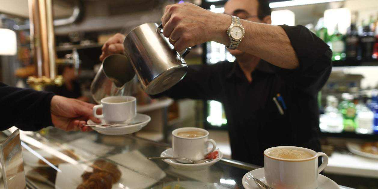 Un camarero sirviendo un desayuno. EP